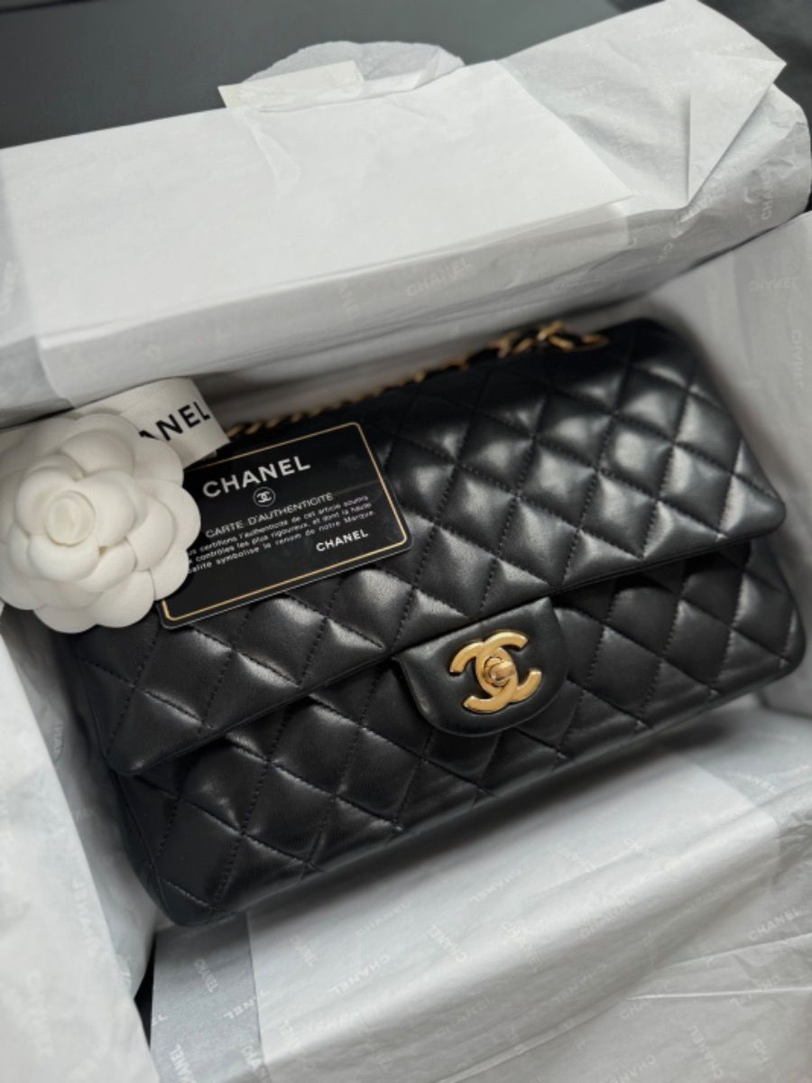 Chanel medium 25