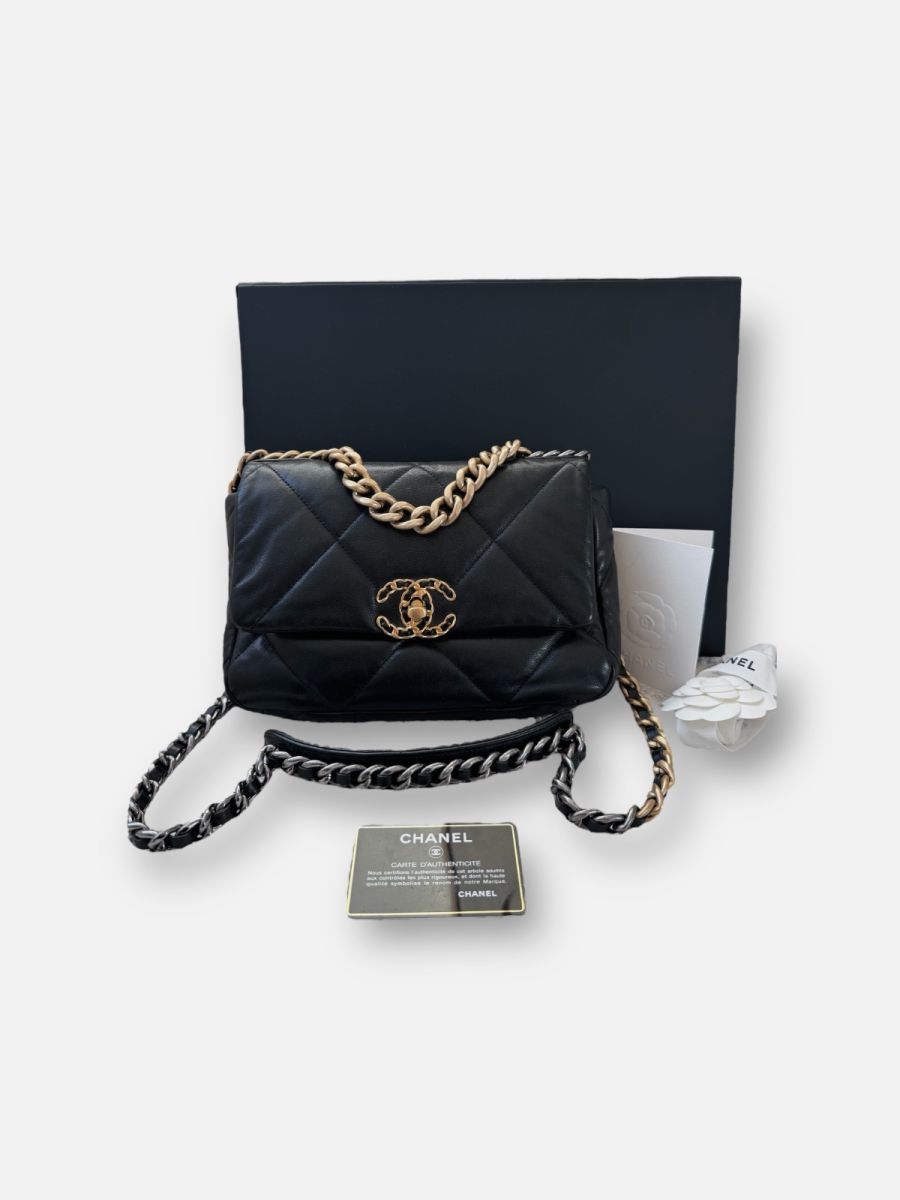 Chanel 19 black small 25