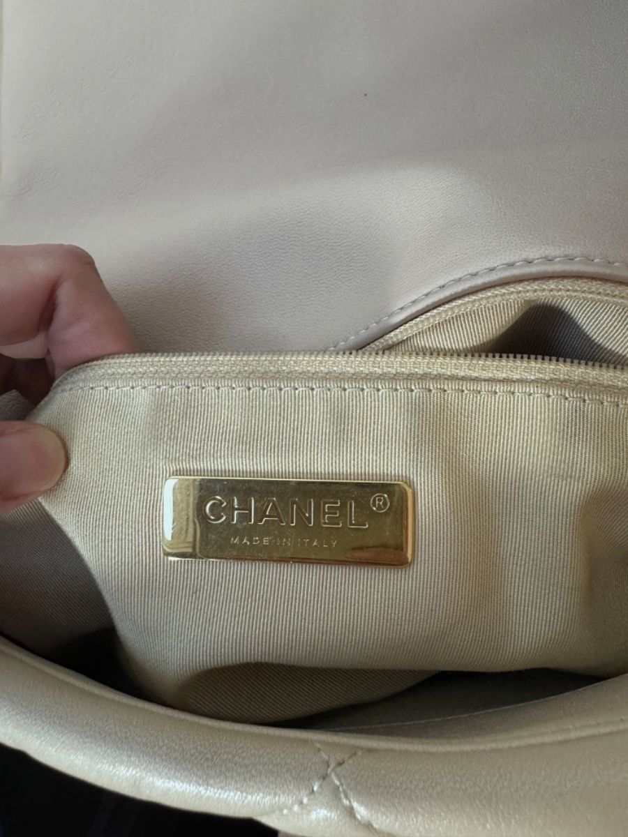 Chanel 19 beige large 30