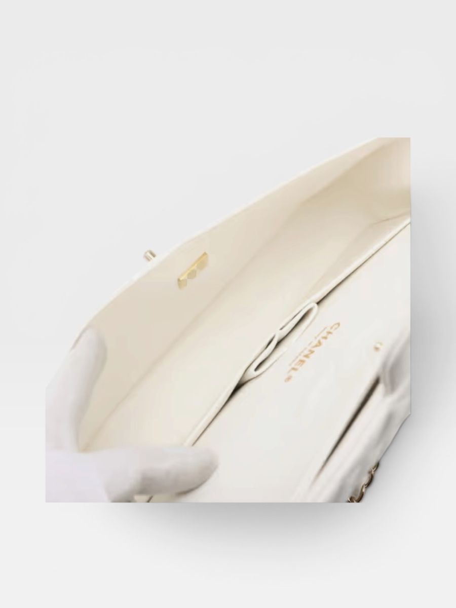 Chanel medium caviar white ghw microchip 2021