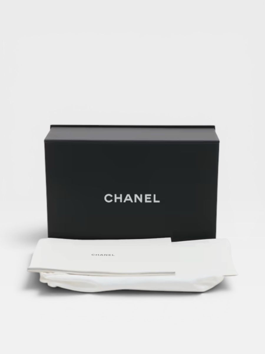 Chanel medium caviar white ghw microchip 2021