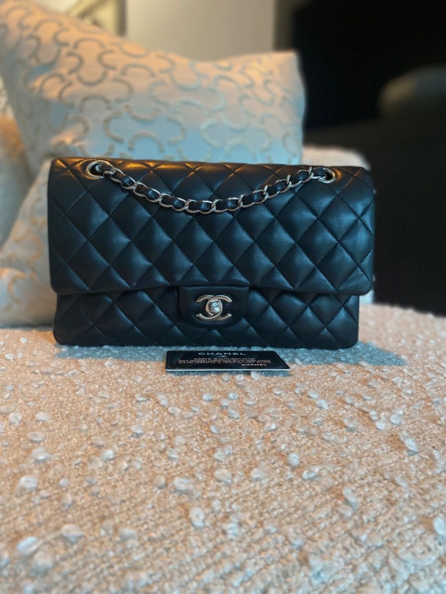 Chanel medium 25 black