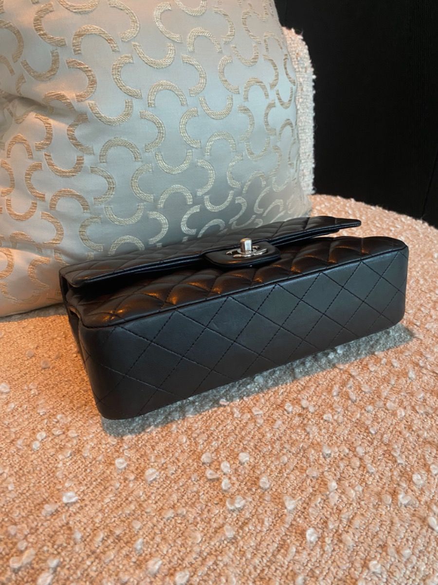 Chanel medium 25 black
