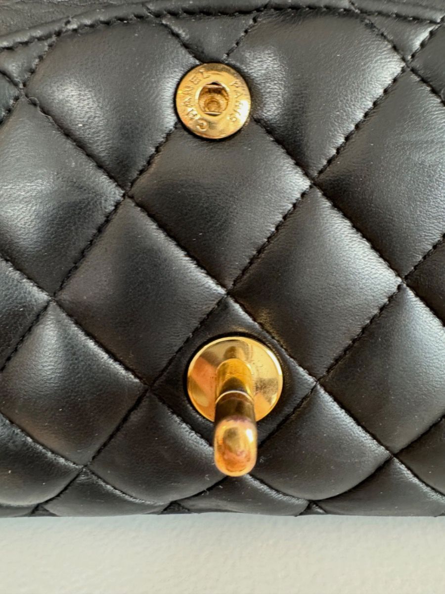 Chanel medium 25 black ghw